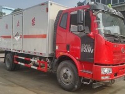 程力威牌CLW5180XZWC5型杂项危险物品厢式运输车