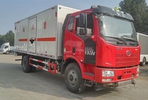 程力威牌CLW5180XFWC5型腐蚀性物品厢式运输车
