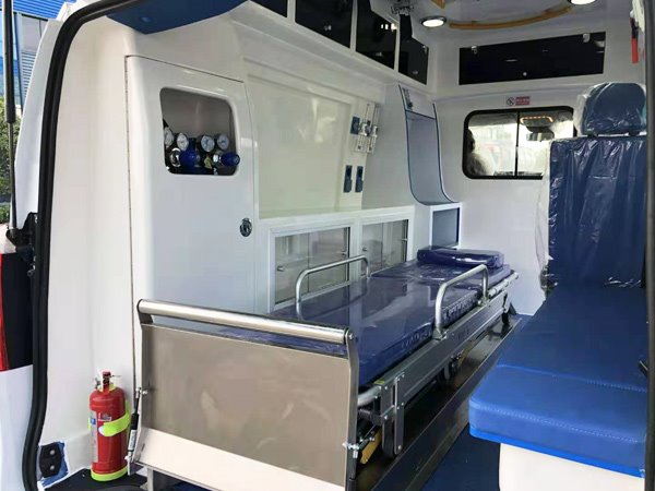 国六奔驰威霆监护型救护车