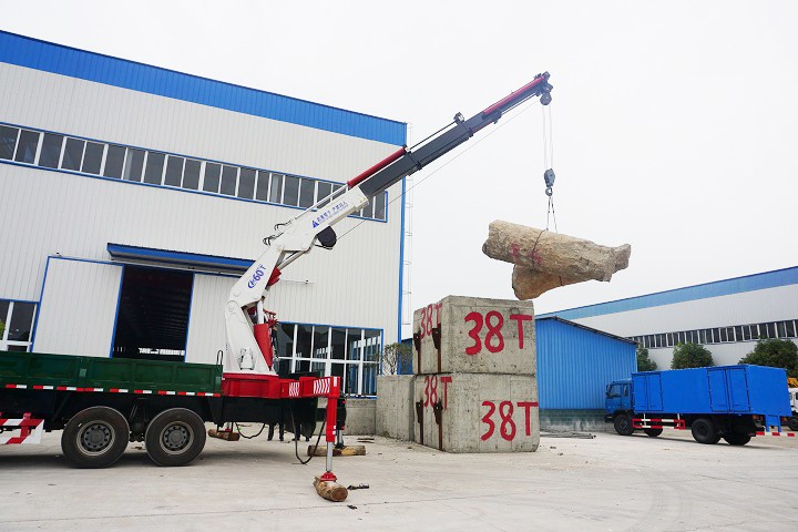 重汽豪沃60吨-90吨汽车起重机（折臂吊）