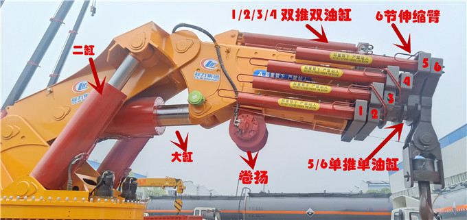 重汽豪沃100吨-200吨汽车起重机（折臂吊）