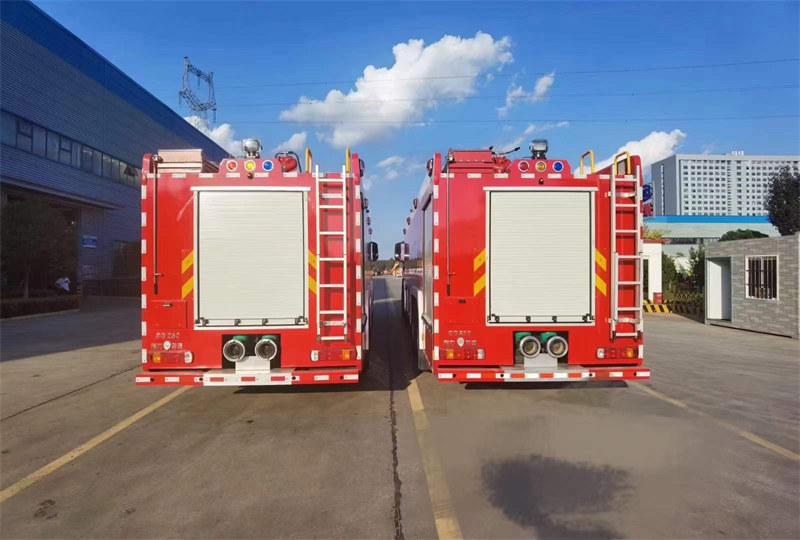 豪沃25吨水罐消防车探索实力与安全的新边界
