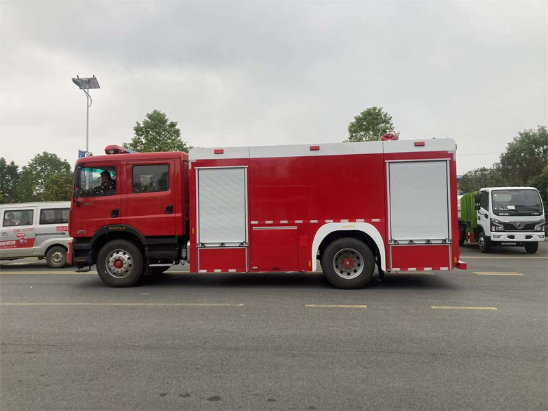 强大而实用的6吨水罐消防车原厂双排驾驶室