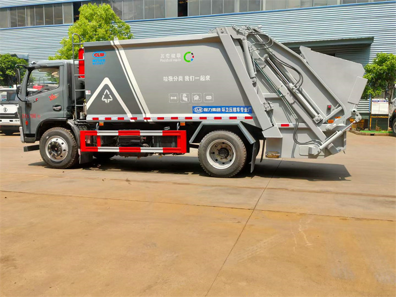 东风多利卡12立方压缩垃圾车正在发往北京